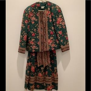 Vera Bradley clothing, jacket skirt and tie, Size large, hunter green and reds